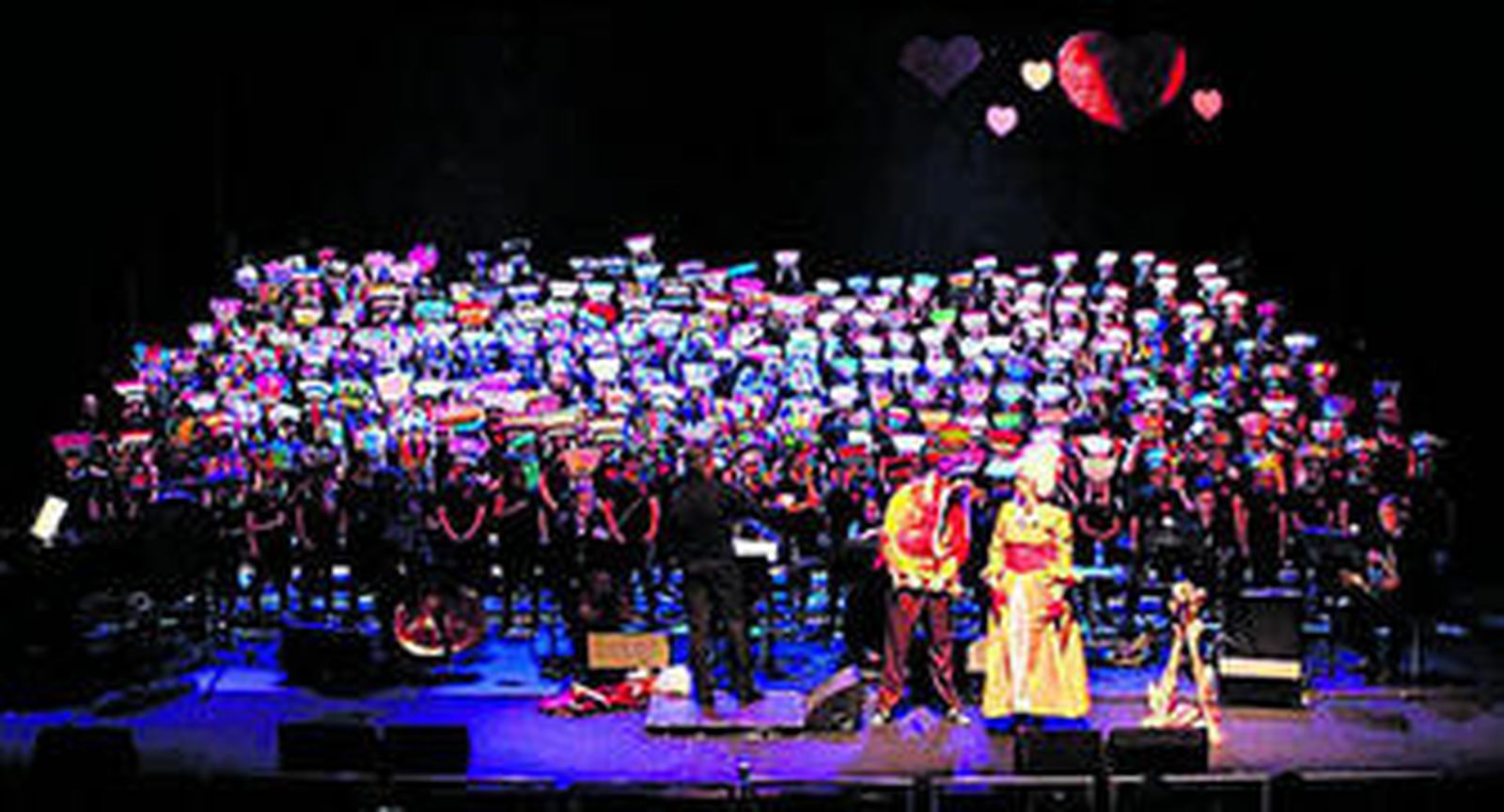 1. El proyecto Cantania, entre las actuaciones de la gala de entrega de premios de Iniciativa Sevilla Abierta en el Teatro Central. 2. Valeriano Ruiz Hernández, premio Modernización de Sevilla en esta edición. 3. Bomberos sevillanos de Proem-Aid, premio en la categoría de Proyección Internacional de Sevilla.