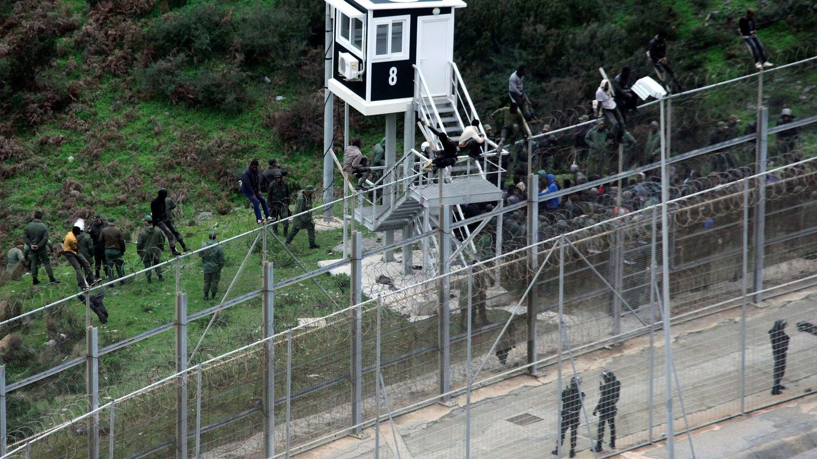 La doble valla fronteriza que separa Ceuta de Marruecos.