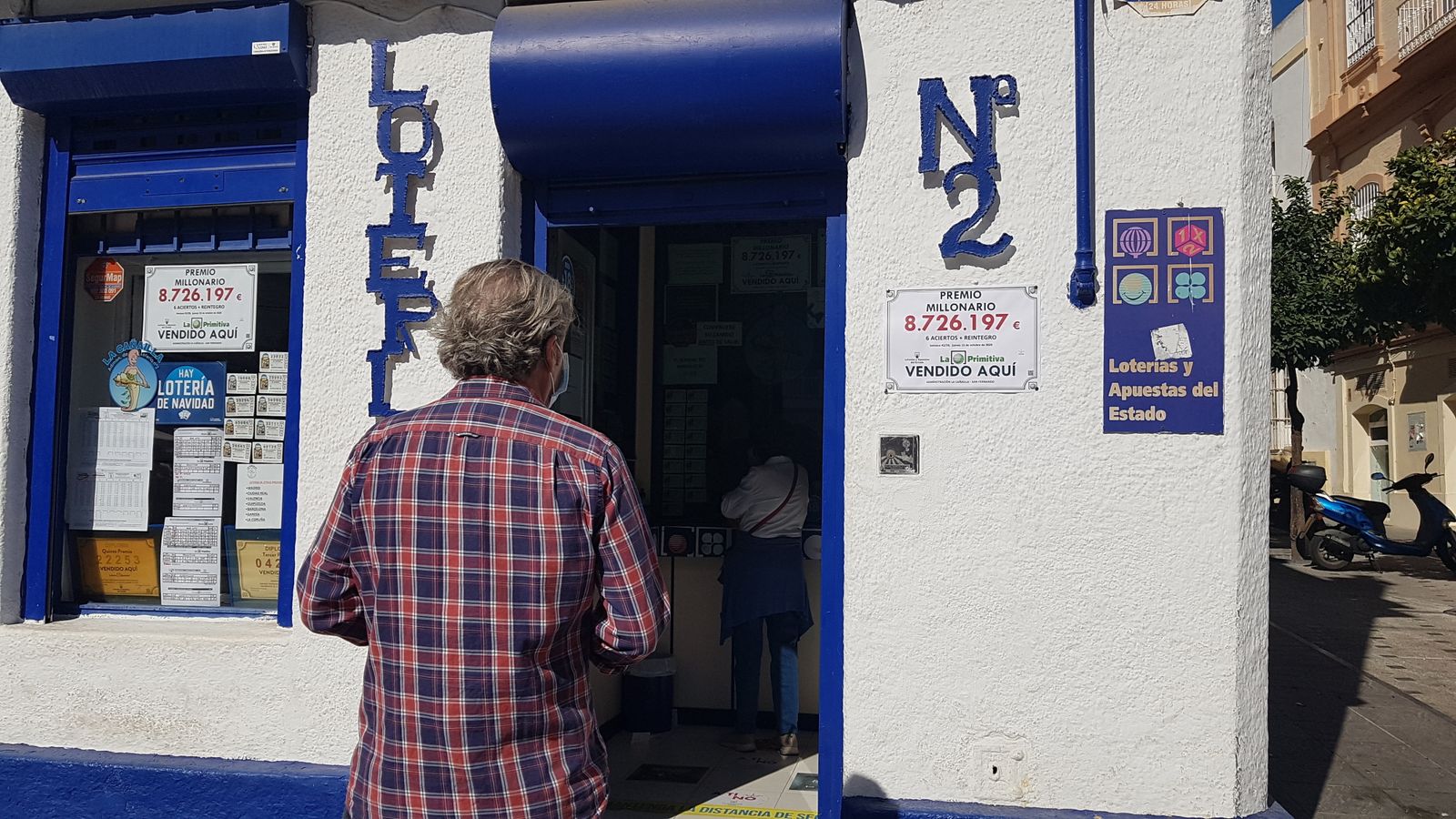 Una persona espera para ser atendida en la Administración de Lotería número 2 de San Fernando.