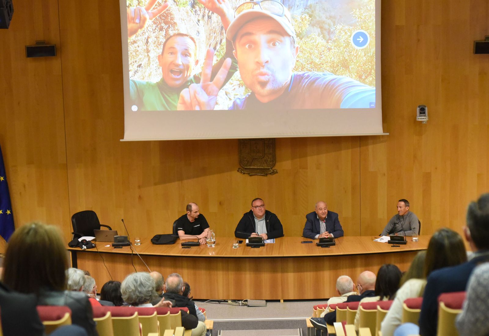 José Saldaña y Fernando Vivancos junto al diputado de deportes Manuel Guirado.