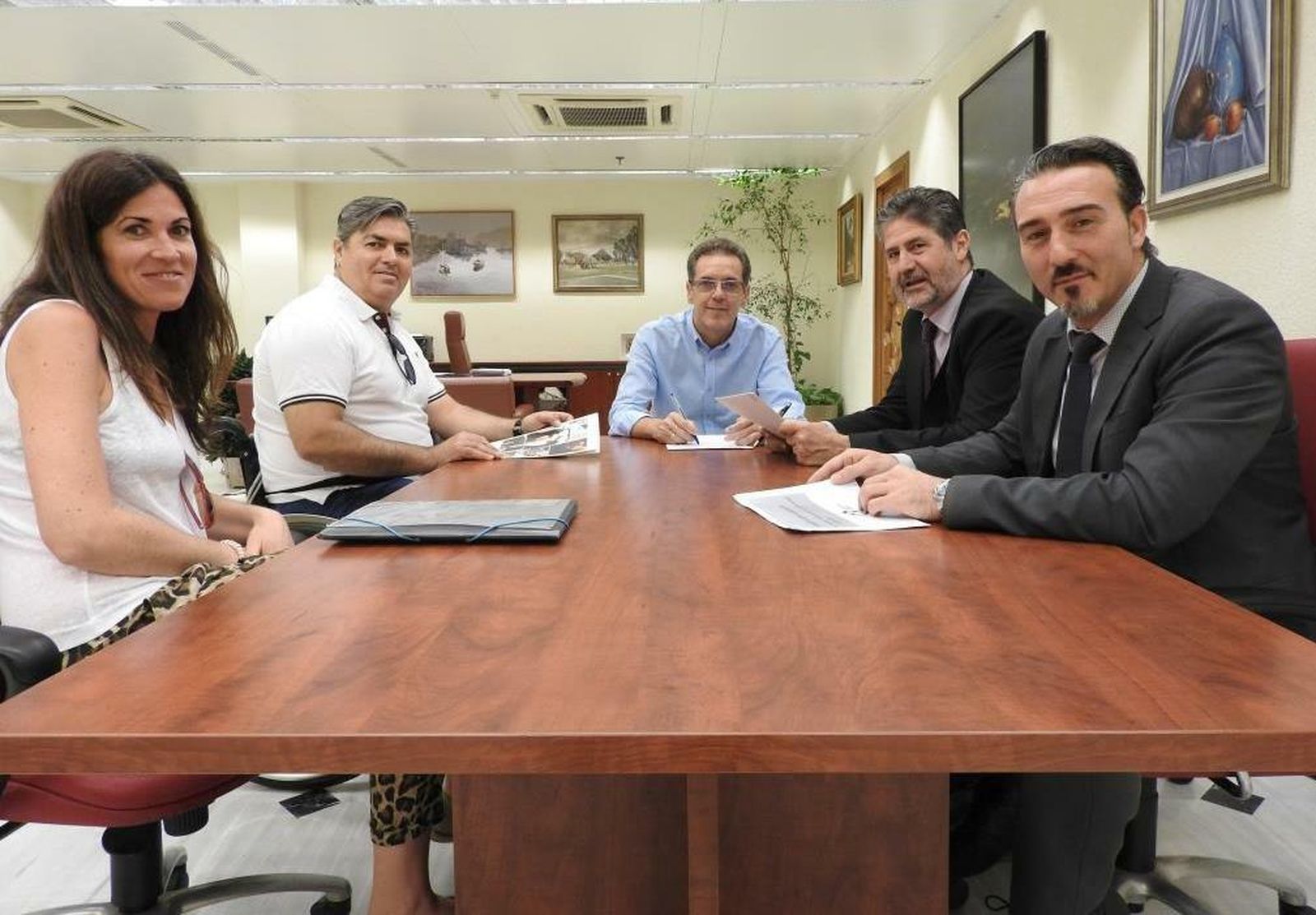 Momento de la firma del convenio.