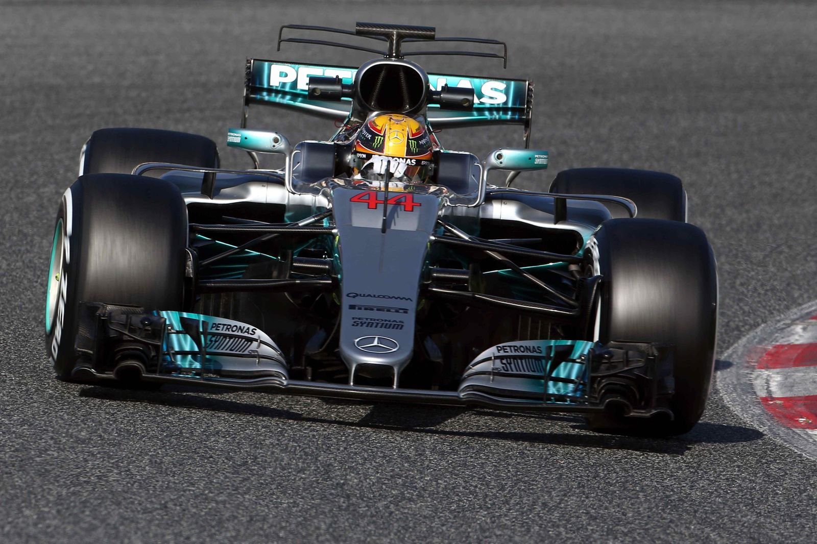 Lewis Hamilton, con el nuevo Mercedes W08, durante los ensayos de pretemporada en Montmeló.