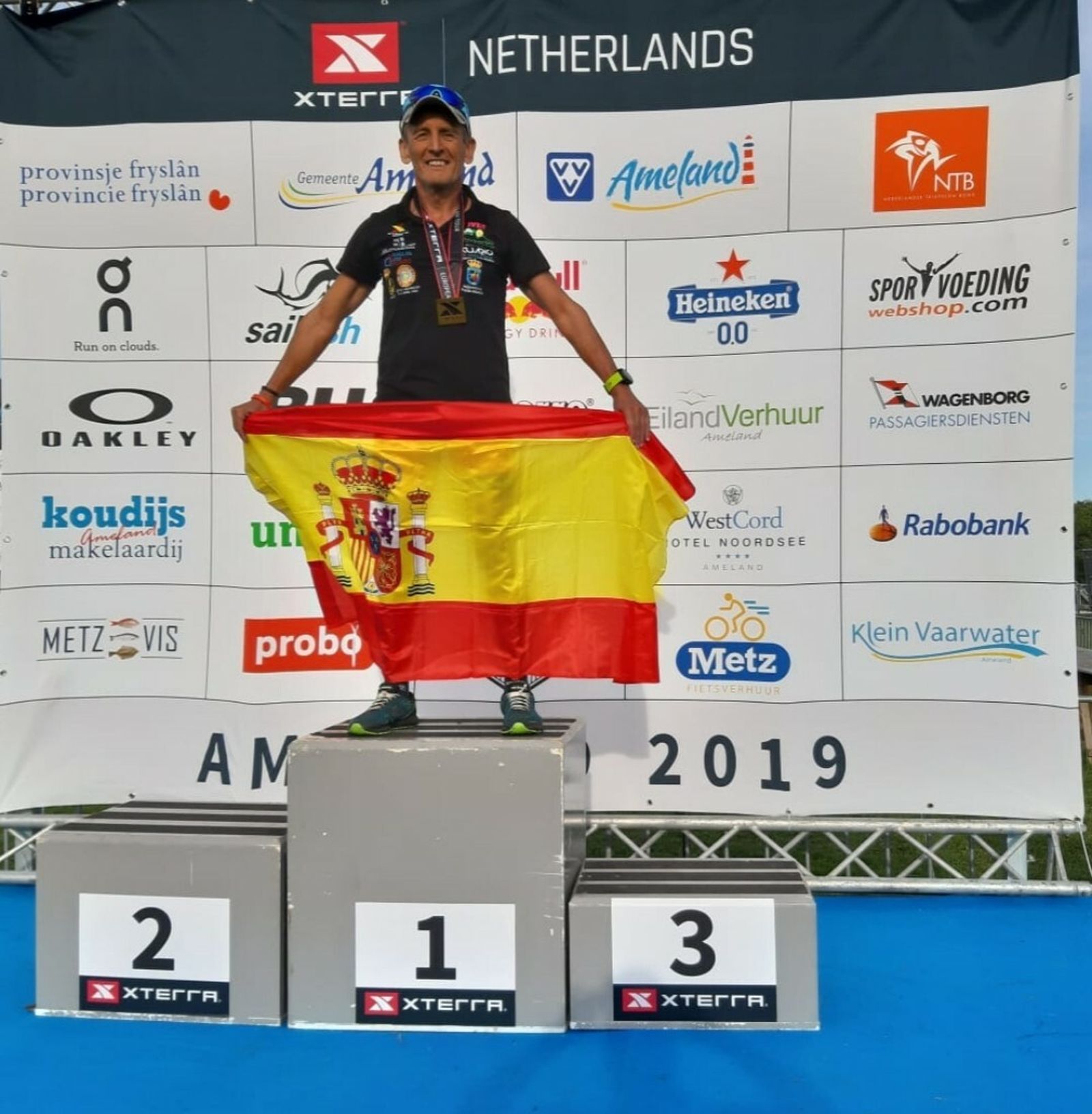 Pérez Cerro, en lo más alto del podio con la bandera española.