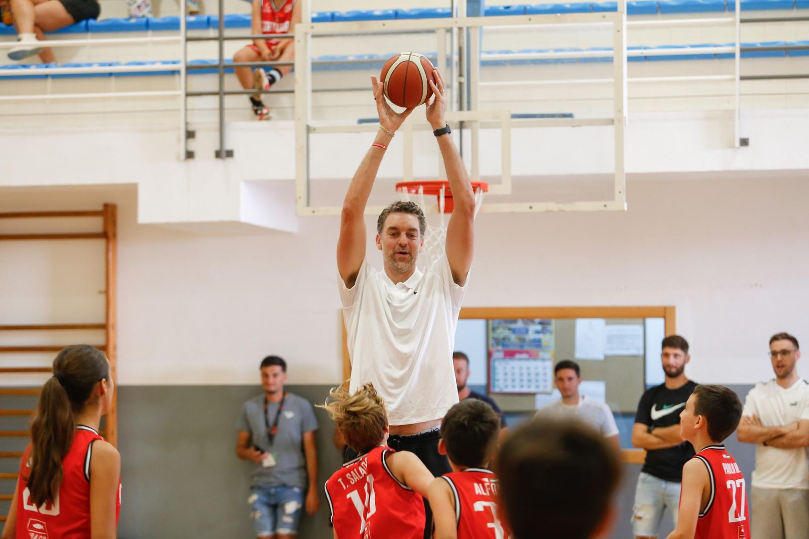 Fotos del encuentro de Pau Gasol con niños en el pabellón de San Roque