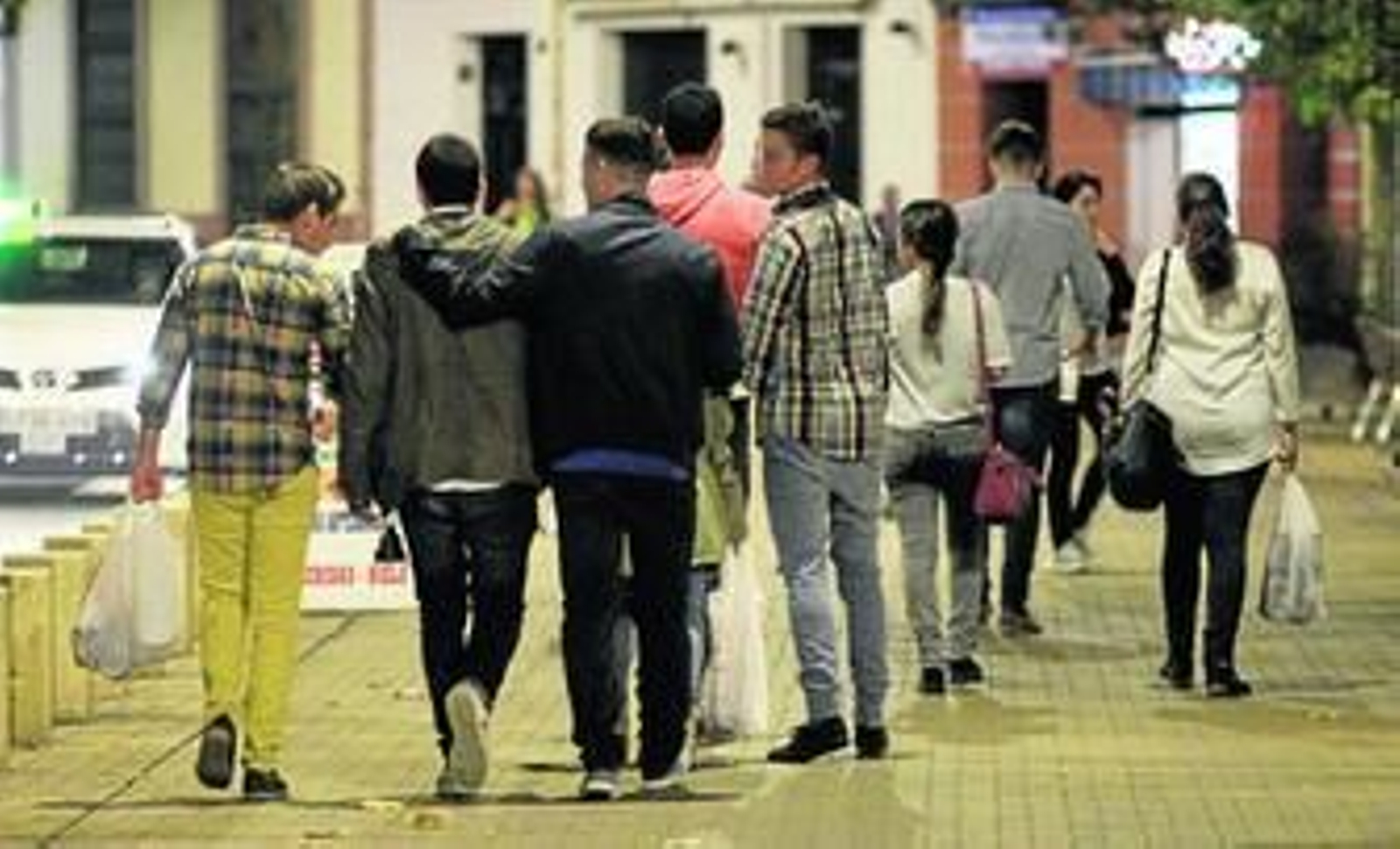 Varios jóvenes portan bolsas con bebidas, el pasado viernes por la noche en la Alameda de Hércules