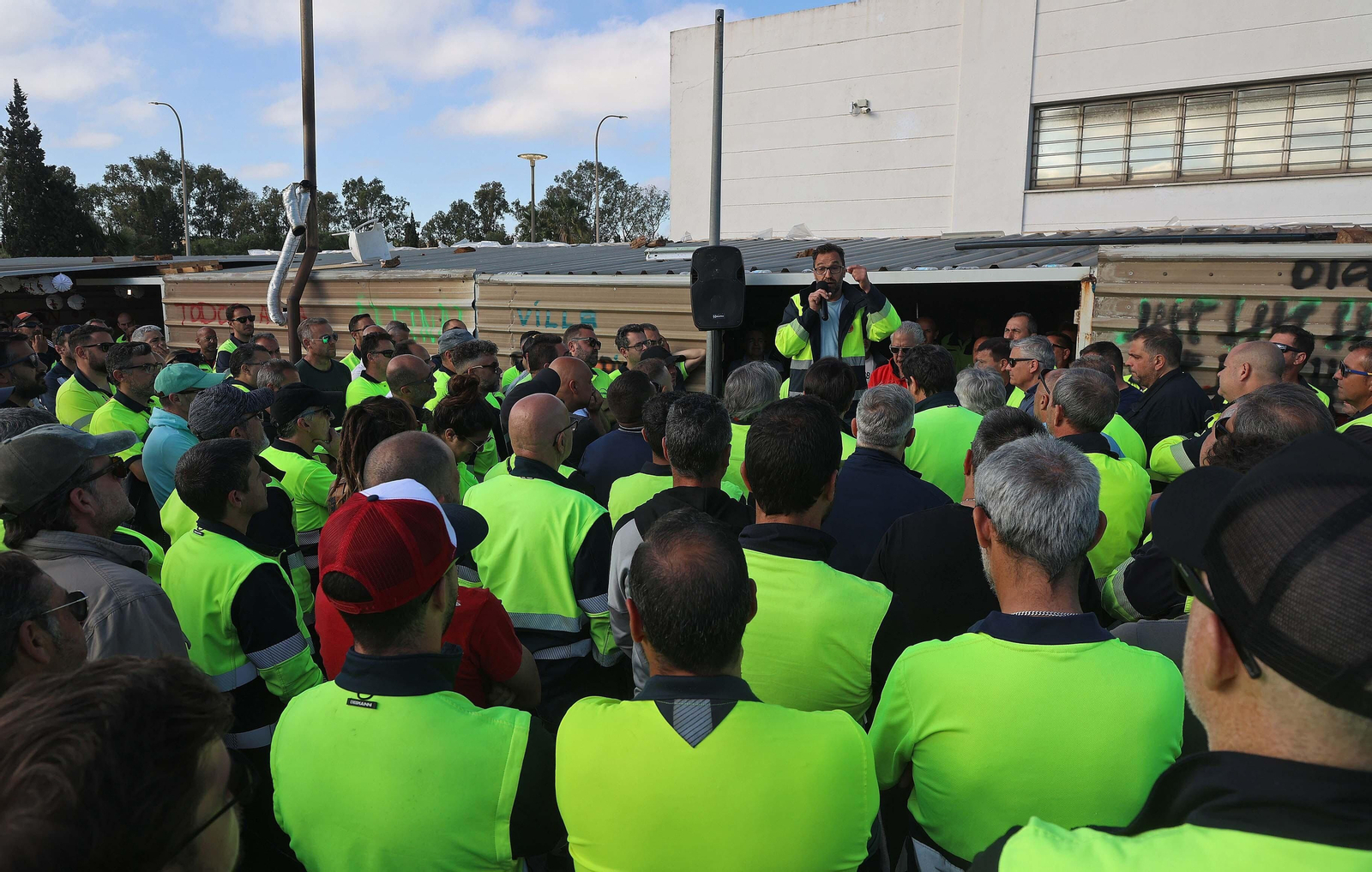 La asamblea informativa de los huelguistas de Acerinox, en imágenes