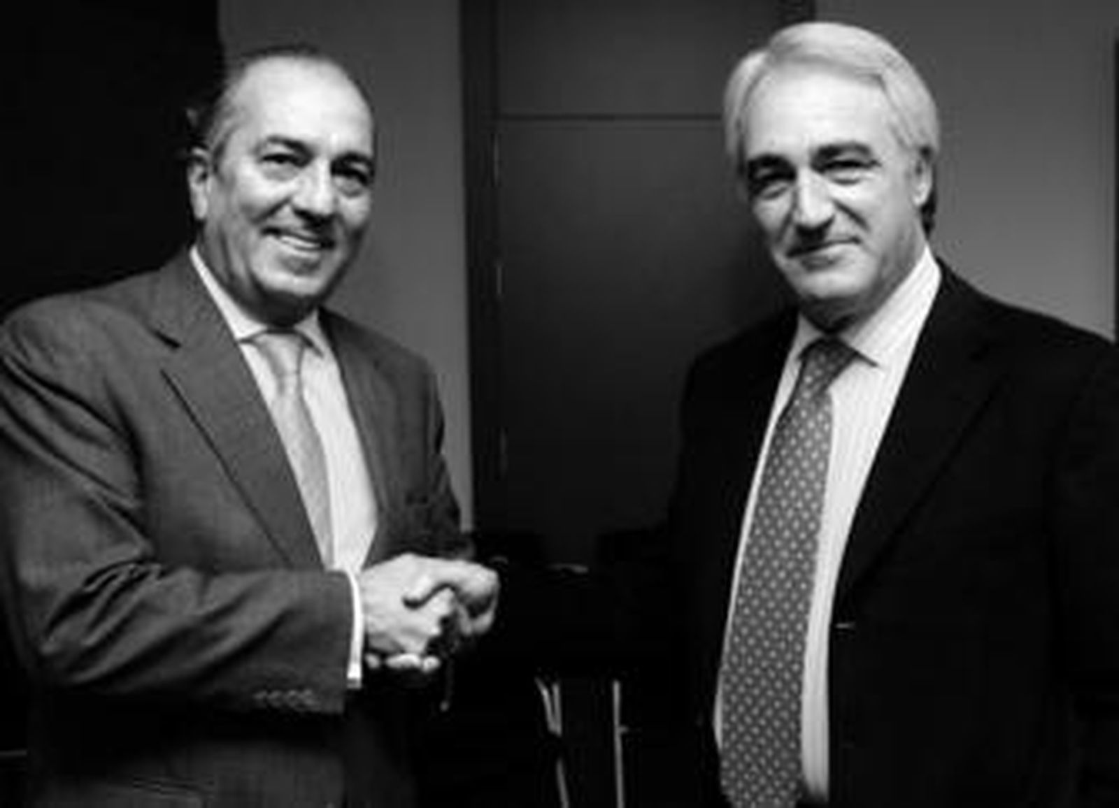 Juan Reguera y Manuel Romera sellan el traspaso de poderes.