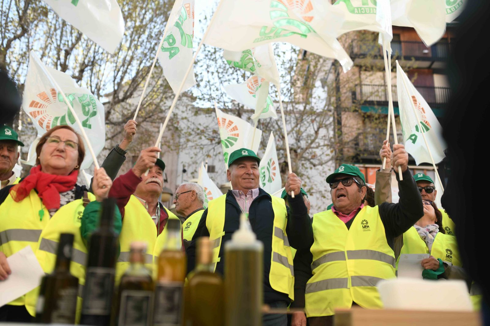 Algunos de los manifestantes levantan sus banderas en la protesta.