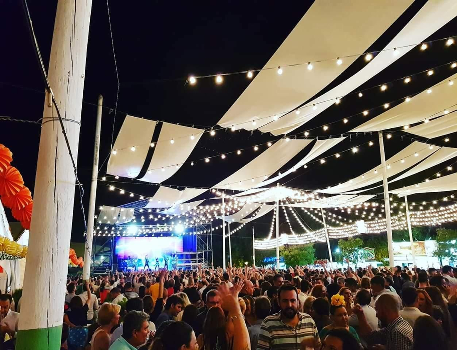 El recinto de la Feria durante una de las actuaciones, el viernes, en el escenario municipal.