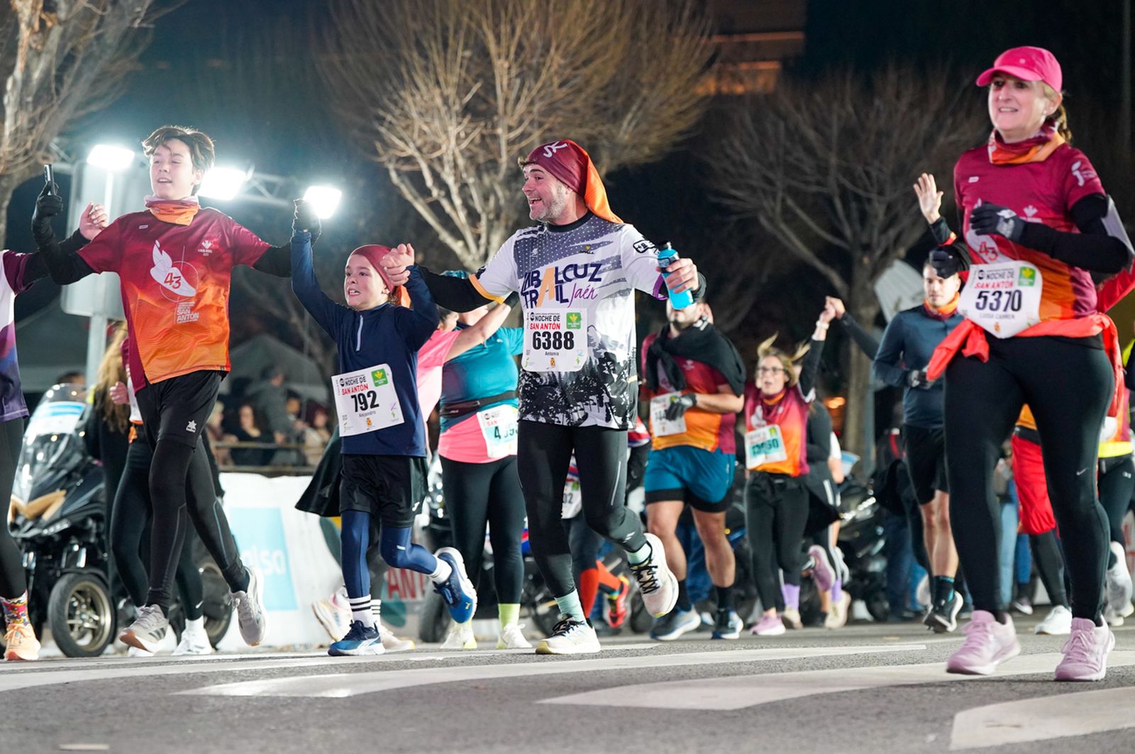 En imágenes: búscate en tu llegada a meta de la Carrera de San Antón 2026 (2)