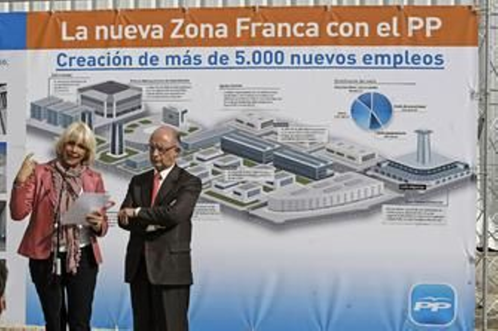 Teófila Martínez y Cristóbal Montoro, juntos en un acto en 2011. /Julio González