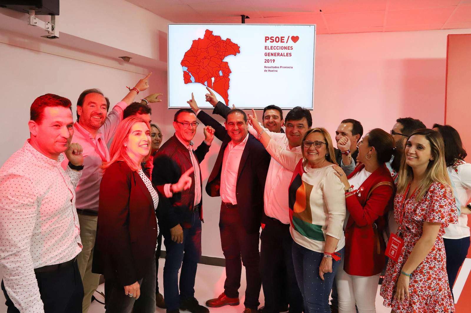 Momento de celebración en la sede del PSOE en la medianoche de ayer. Momento de celebración en la sede del PSOE en la medianoche de ayer.