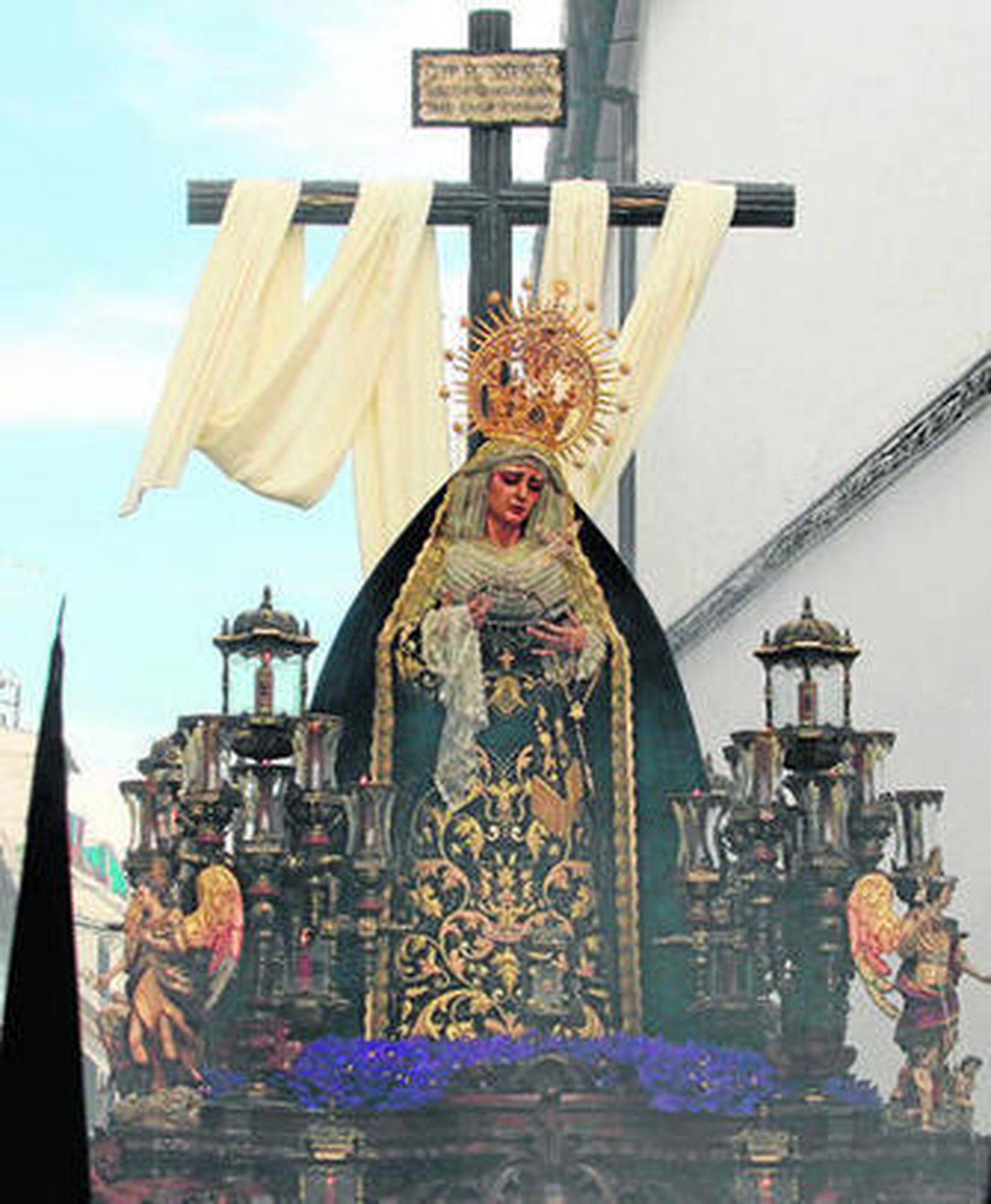 María Santísima en su Soledad, durante su estación de penitencia por la calle Don Rodrigo.