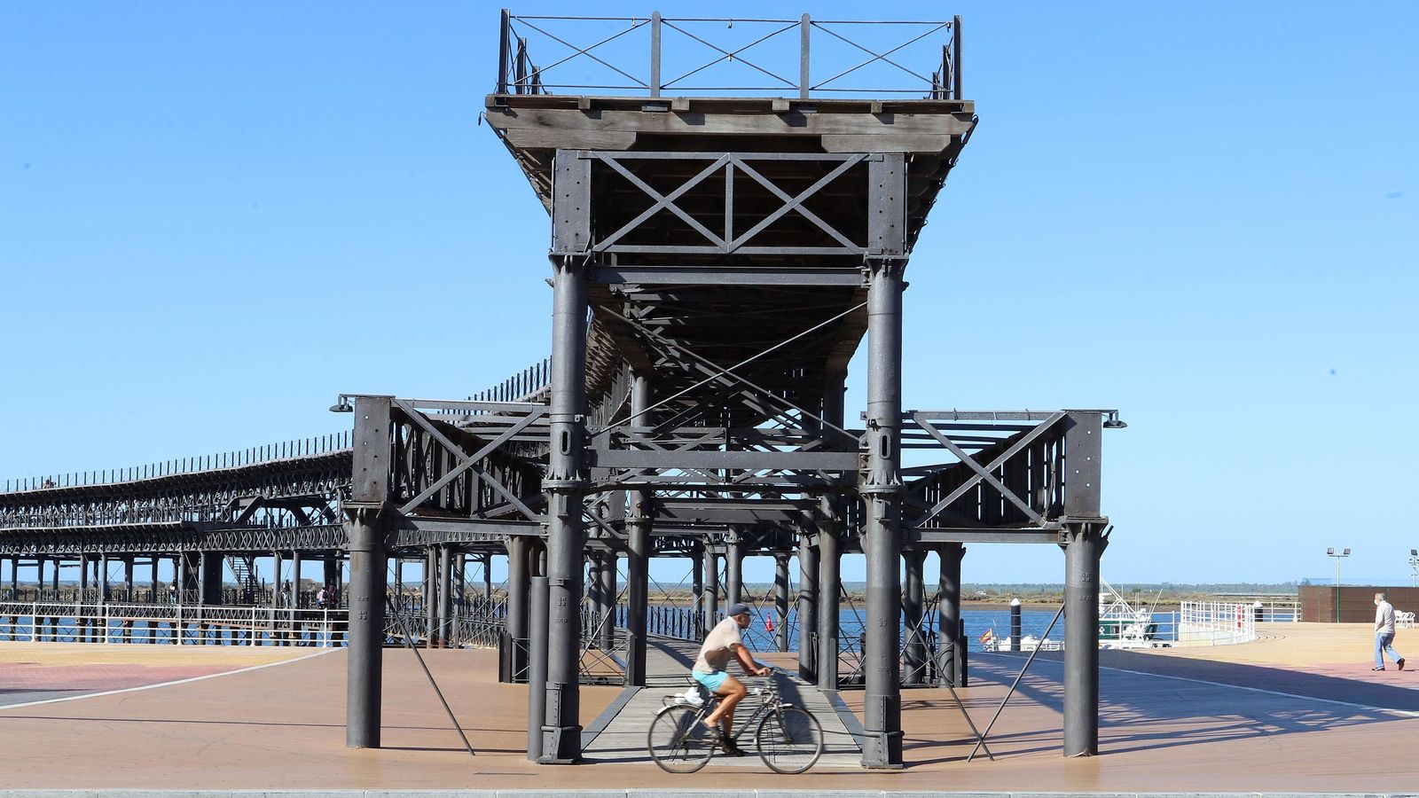 Detalle del corte del muelle que se espera pueda unirse con el tramo de tierra.