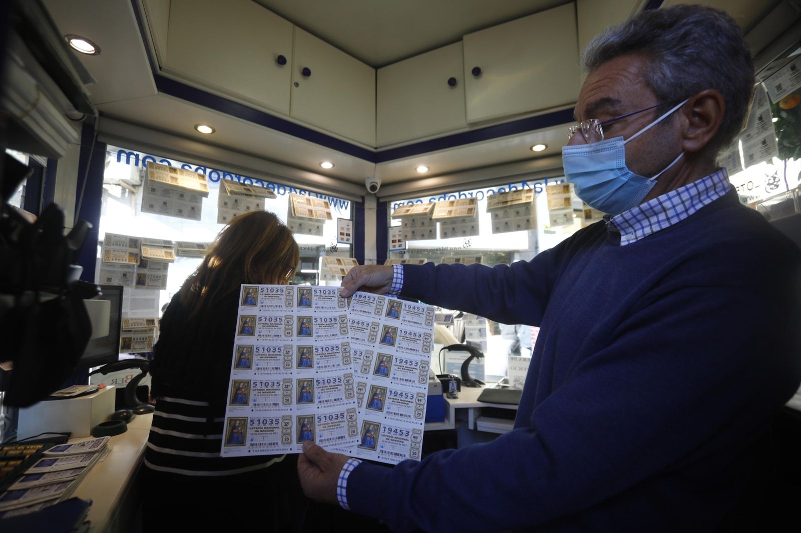 Juan Francisco León enseña varios décimos en la administración 4 de Córdoba.