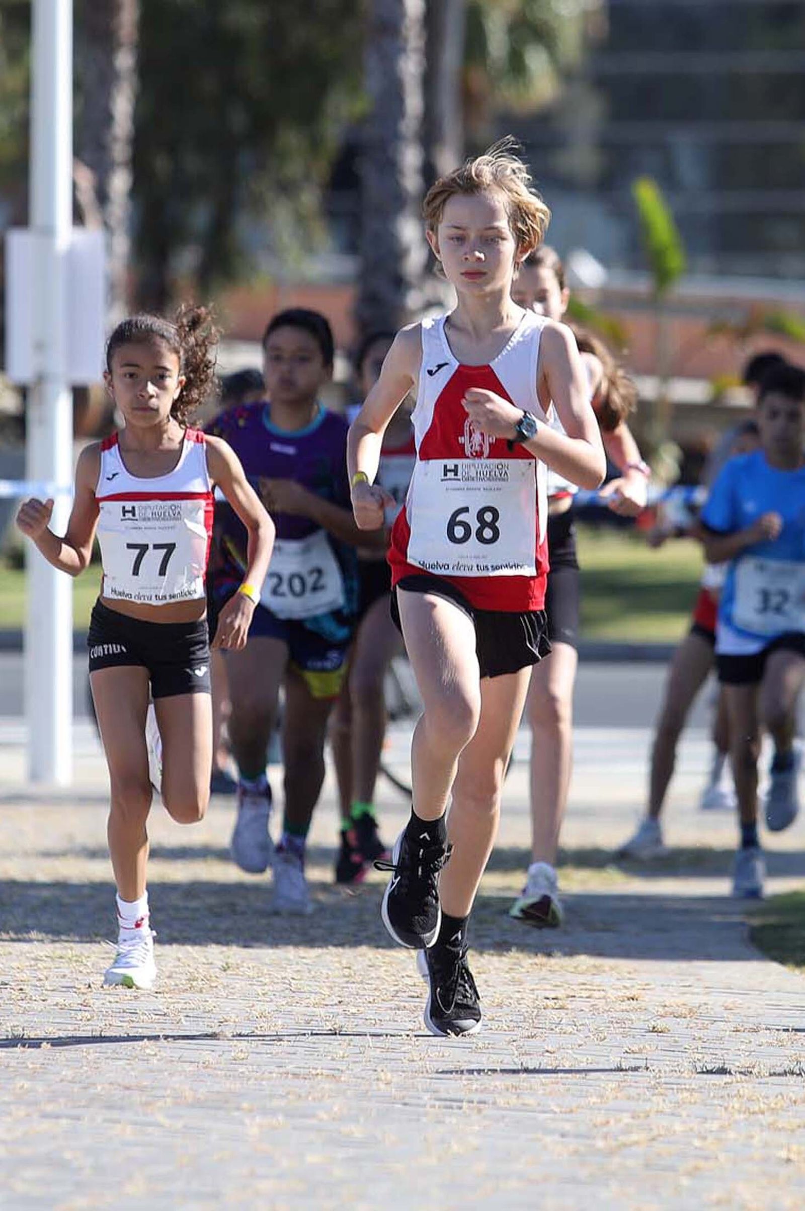 Imágenes de la carrera infantil previa a la "10K Puerta del Descubrimiento"