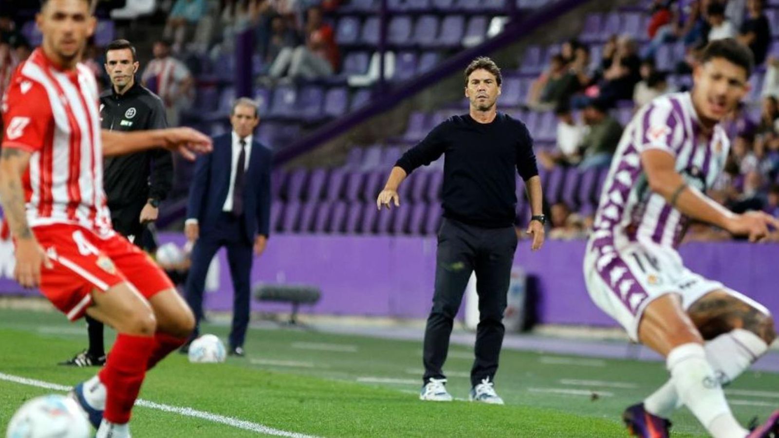 El míster da órdenes desde el área técnica del José Zorrilla.
