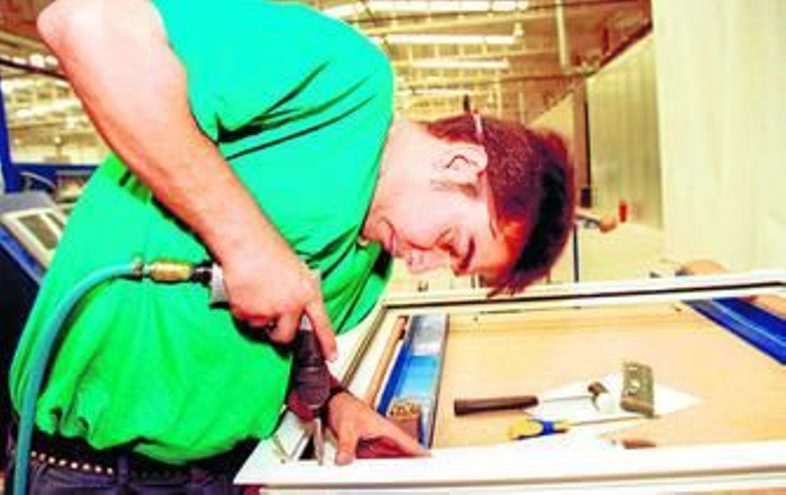 Un empleado realiza su trabajo en una empresa. Un empleado realiza su trabajo en una empresa.