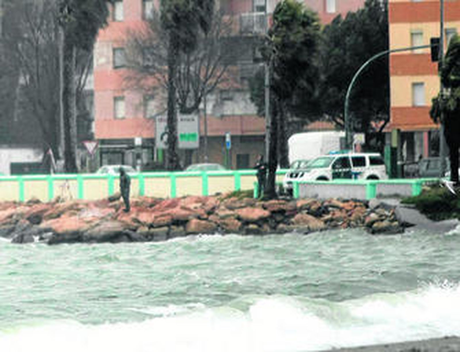La Guardia Civil ayer, durante la recuperación de los fardos.