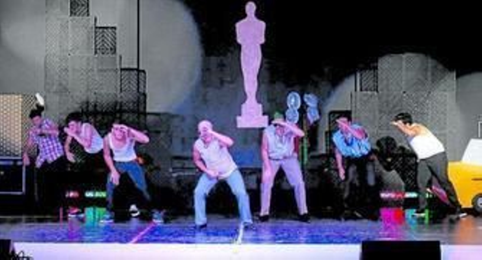 Distintos números del musical y los directores del espectáculo -en la imagen del centro-