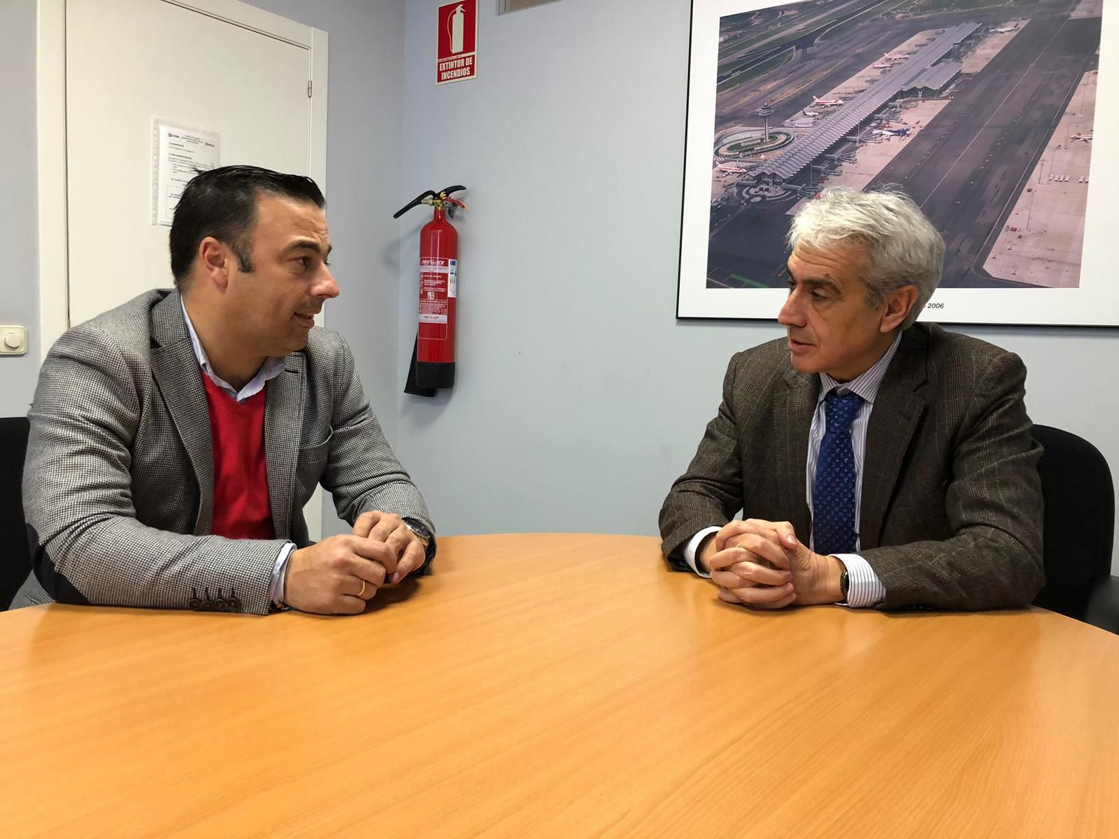 David Gil durante la reunión con Carlos López de las Heras, de Masa.