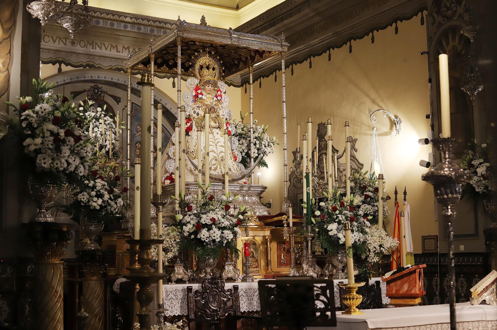 Imágenes de la Virgen del Rocío y sus nuevas andas