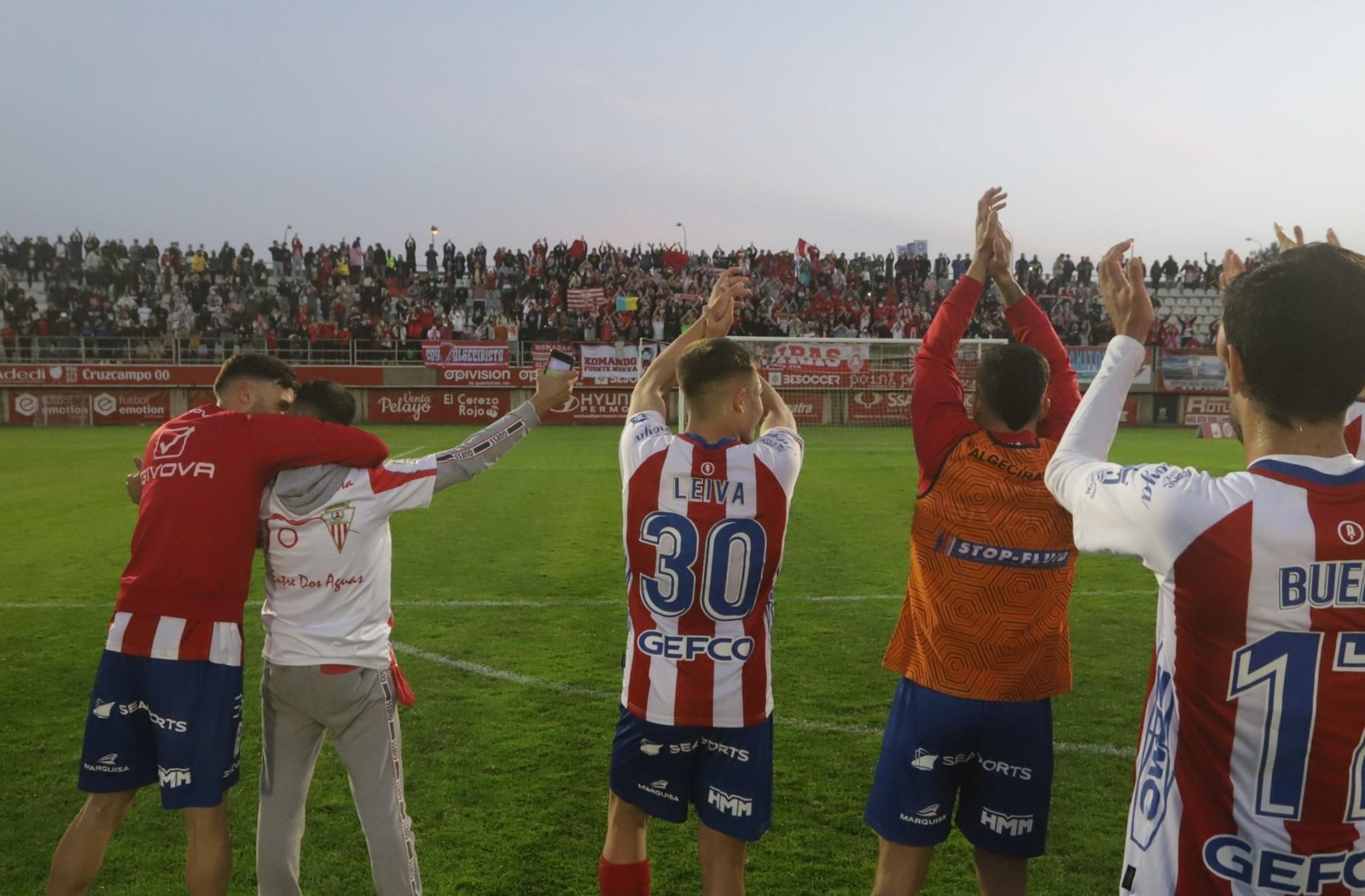 Los algeciristas aplauden a su afición tras un partido.