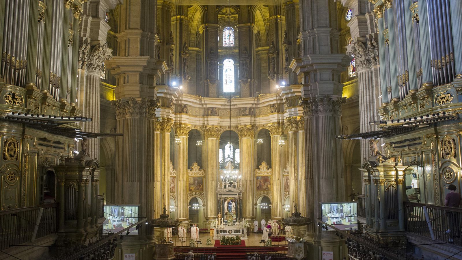 Las naves catedralicias durante la misa en la festividad del Corpus Christi.