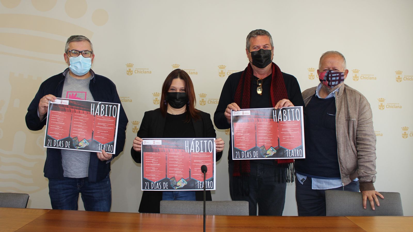 Presentación del ciclo 'Hábito, 21 días de teatro' en Chiclana. En la imagen, Susana Rivas, Gari León y Miguel Ángel Bolaños.