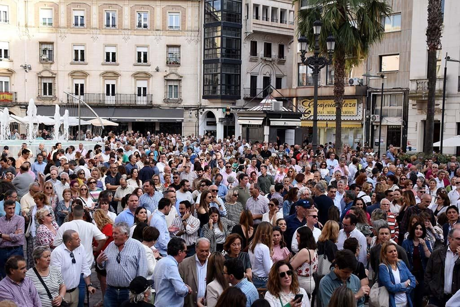 Imágenes de la concentración por las infraestructuras para Huelva