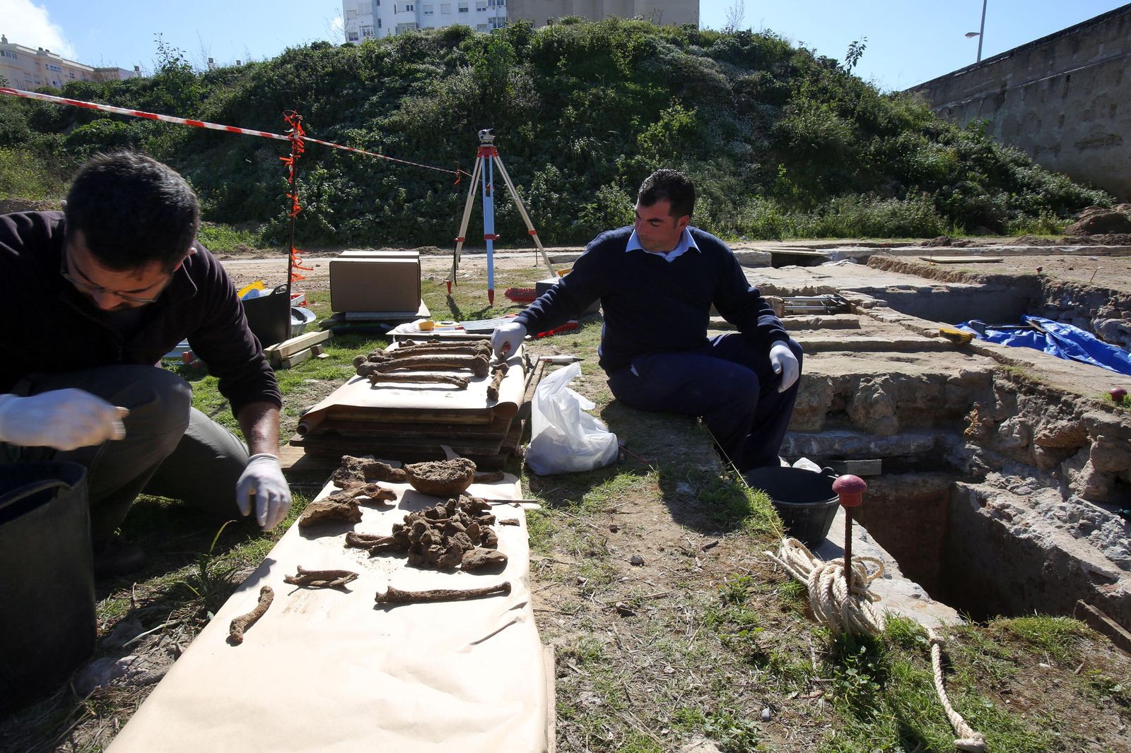 Trabajos de exhumación en el cementerio de San José.