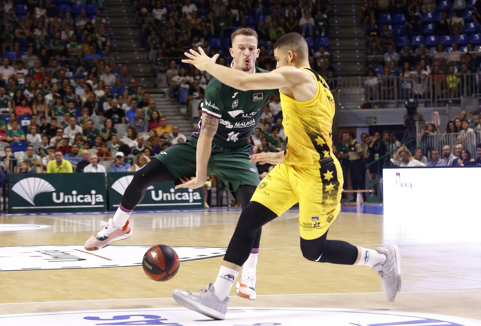 Adams se pasa el balón entre las piernas.