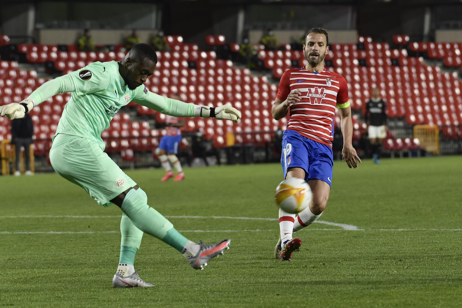 El cancerbero del PSV despeja el balón ante la presión de Roberto Soldado.