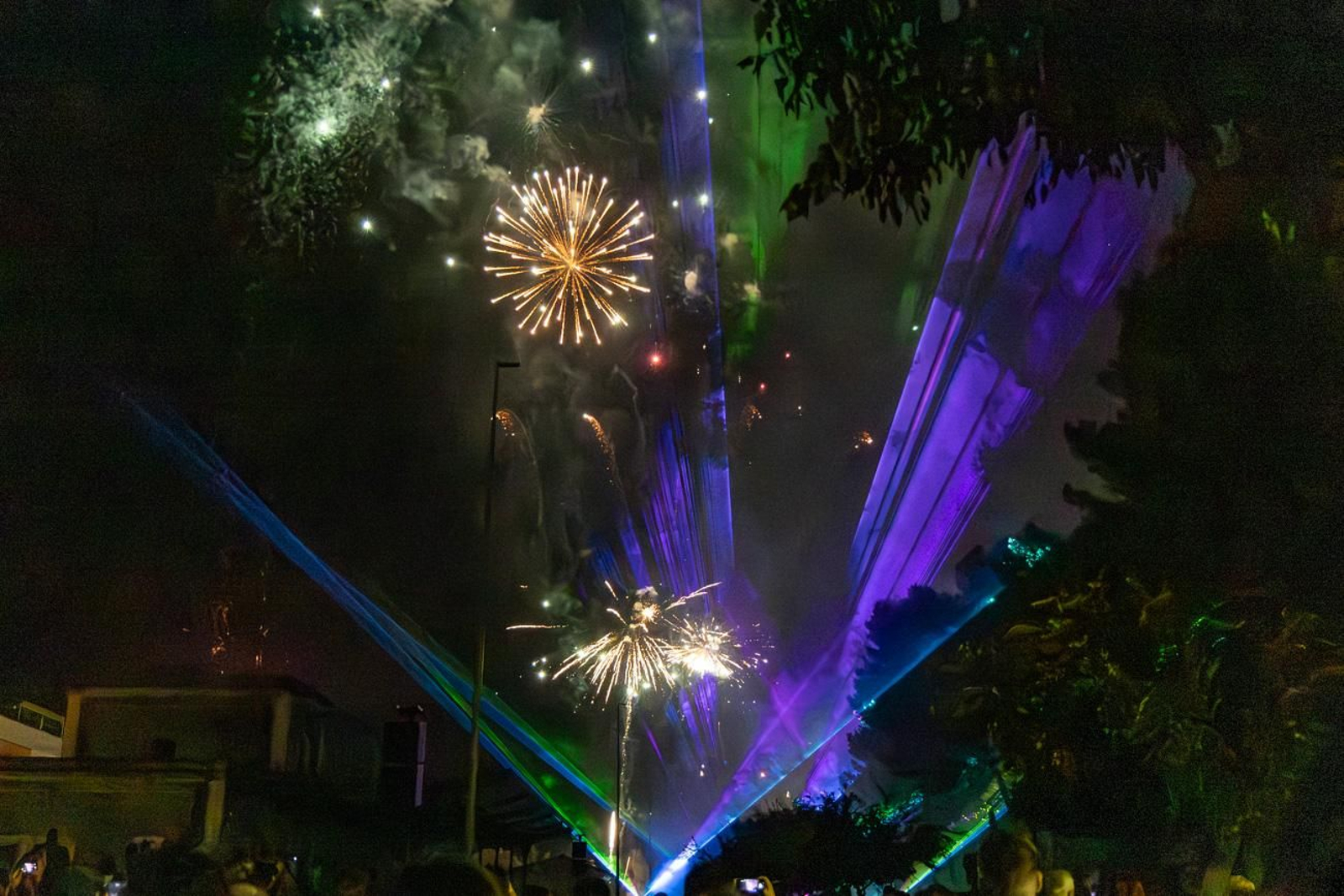 Pasacalles inaugural, fuegos artificiales e iluminación de la portada de feria y del recinto ferial de la Feria de San Bartolomé en Martos