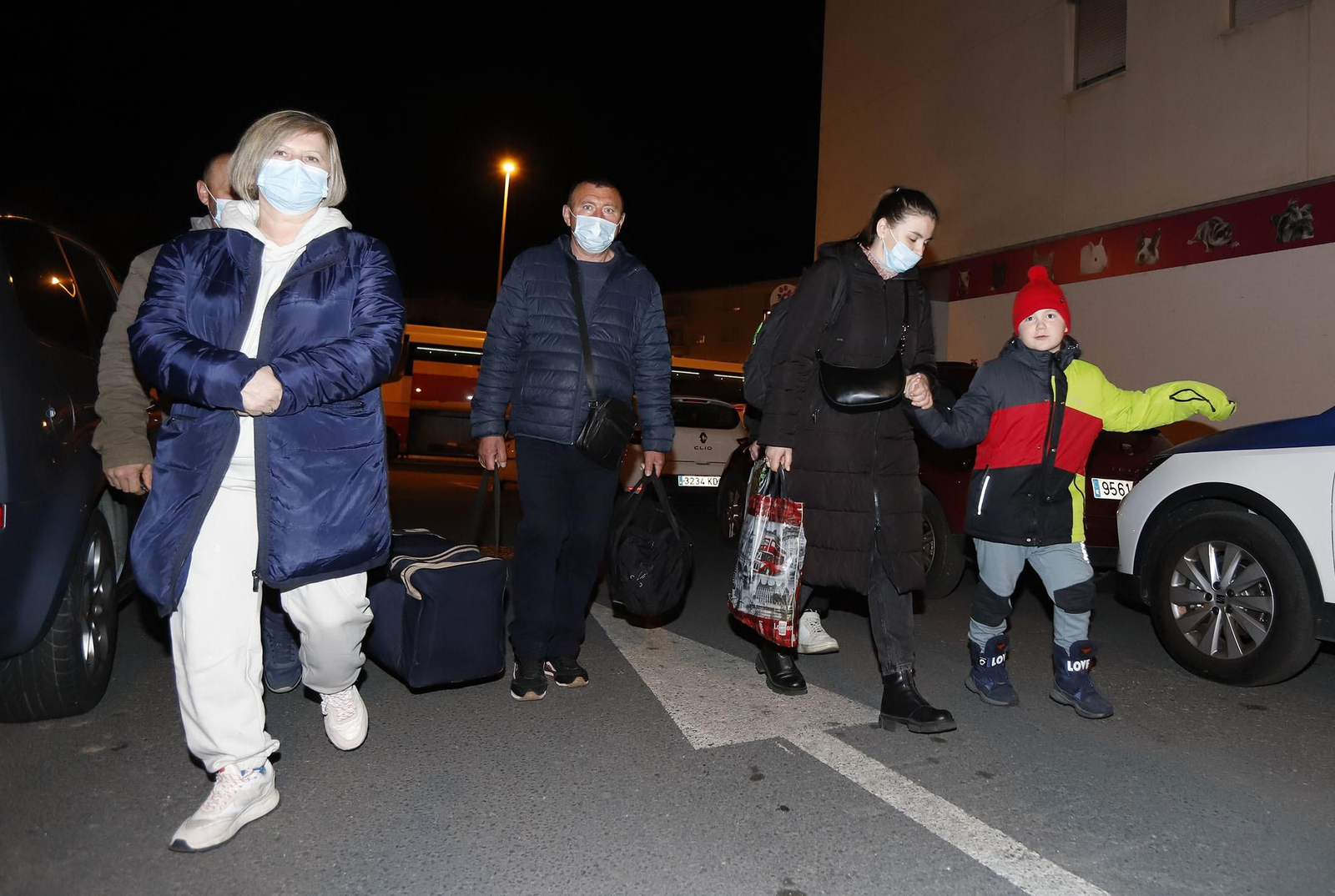 Imágenes de la emocionante llegada de los ucranianos refugiados a Huelva