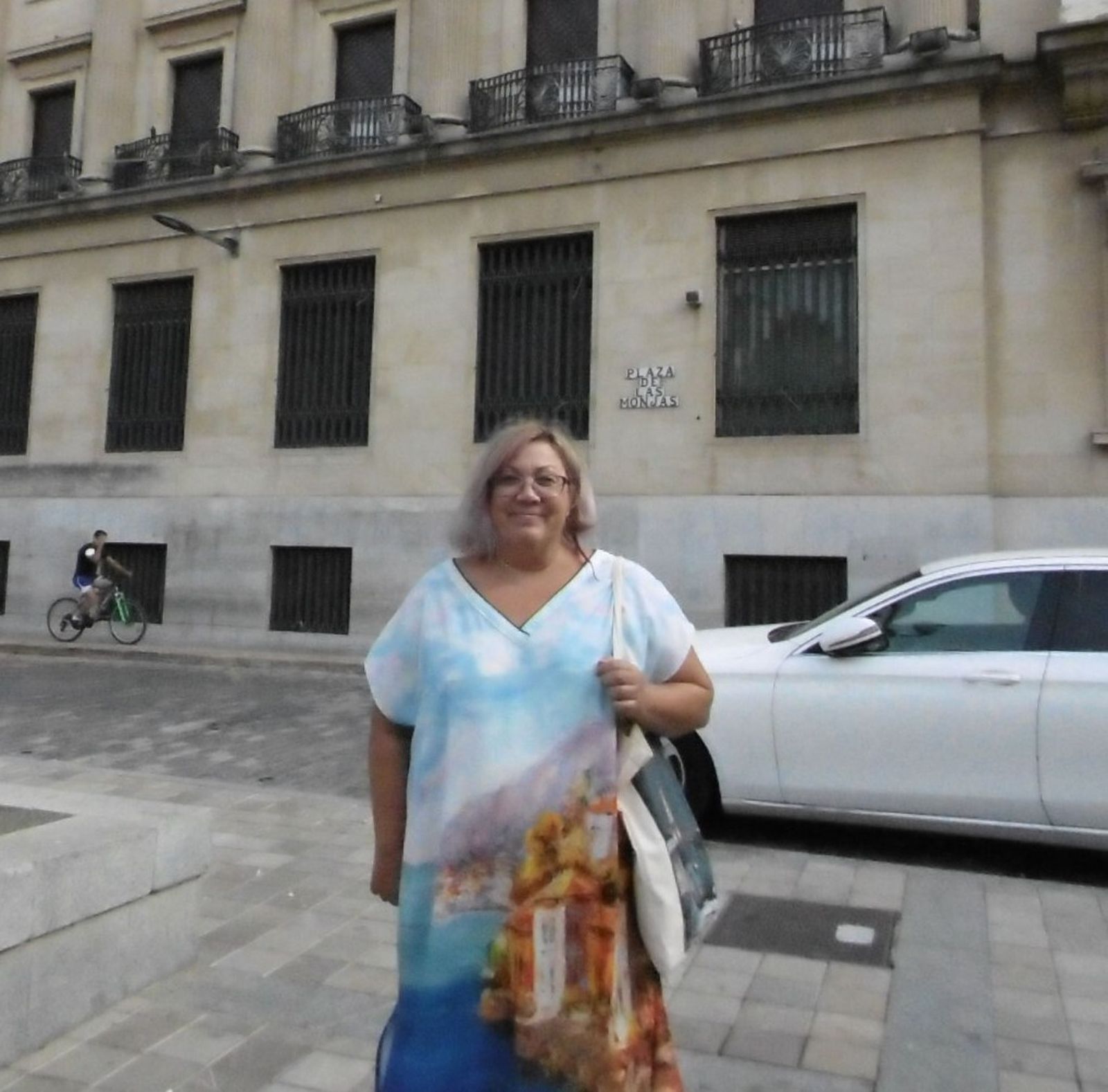 Mónica Rossi, junto al edificio del banco de España, en Plaza de la Monjas.