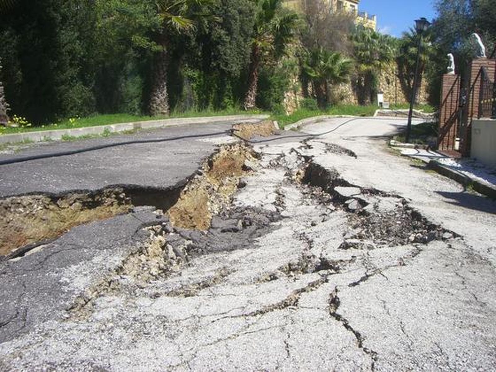 El fuerte temporal de levante ha causado numerosos daños en la zona de la costa.