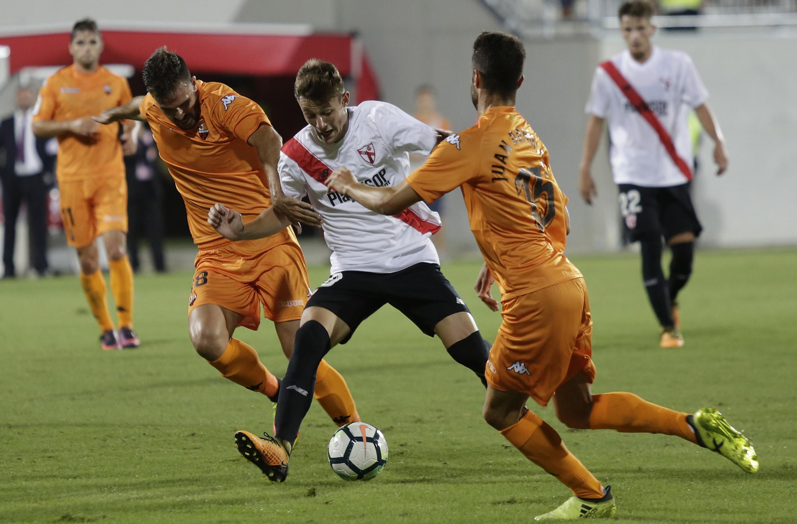 El atacante Marc Gual, cercado por los visitantes Atienza y Juan Domínguez