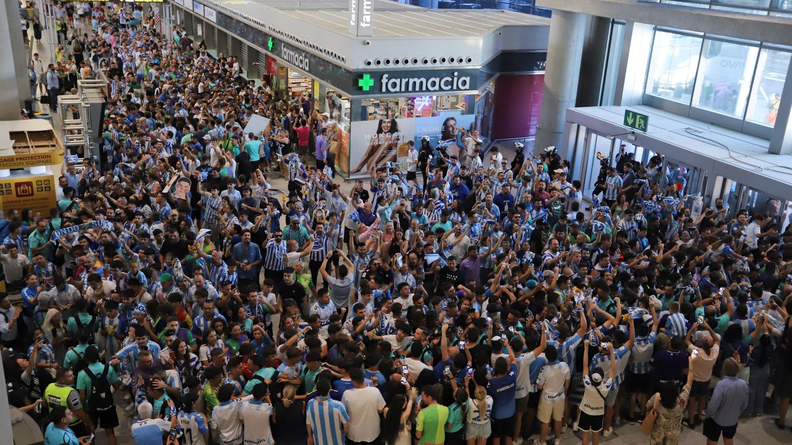 Las fotos de la afición despidiendo al Málaga en el aeropuerto antes de ir a Tarragona