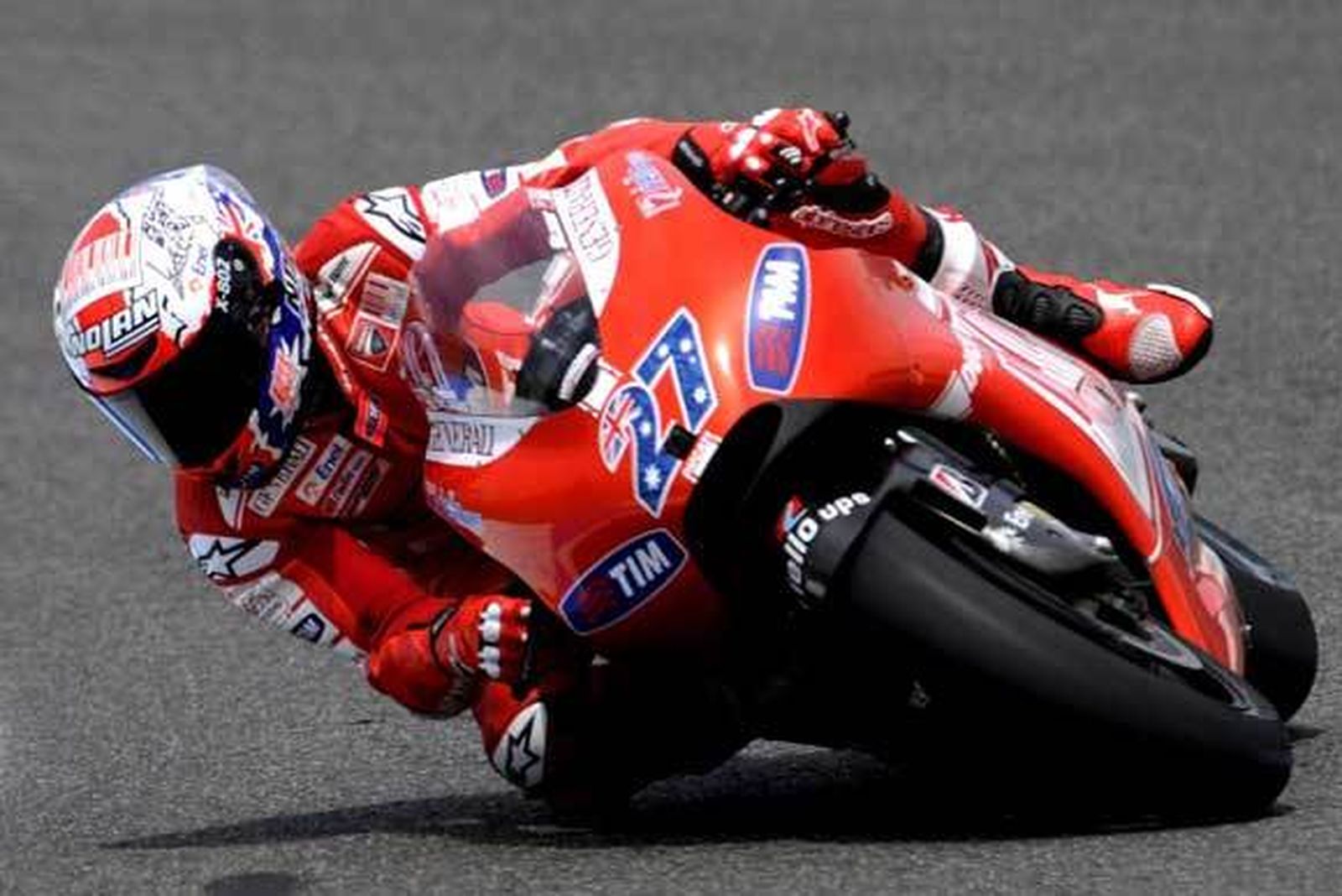 Stoner manda en los primeros ensayos libres a pesar de una caída