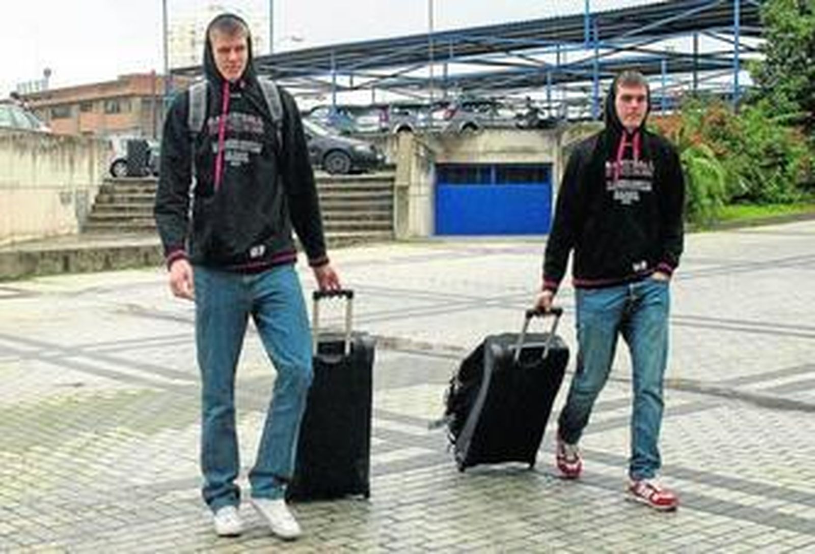 Porzingis y Radicevic arrastran sus respectivos 'trolleys' por el complejo deportivo de San Pablo.