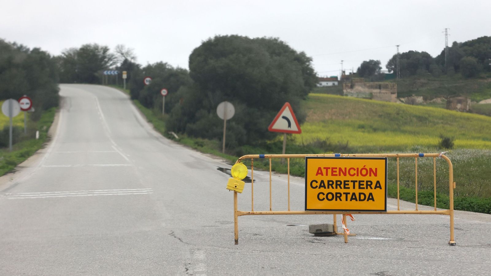 Carretera cortada en la zona rural de Jerez.