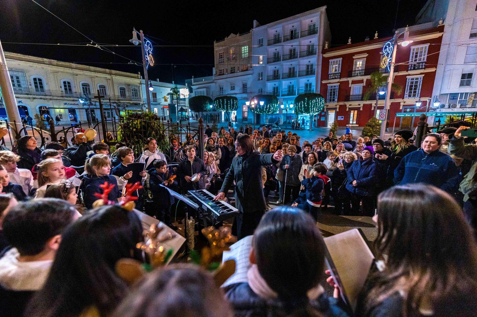Bendecido el belén 'clásico' de San Fernando en el cancel de la Iglesia Mayor