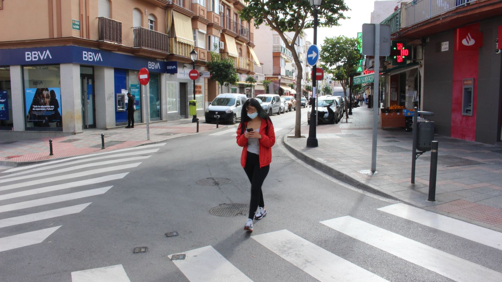 Una joven cruzando la calle La Unión.