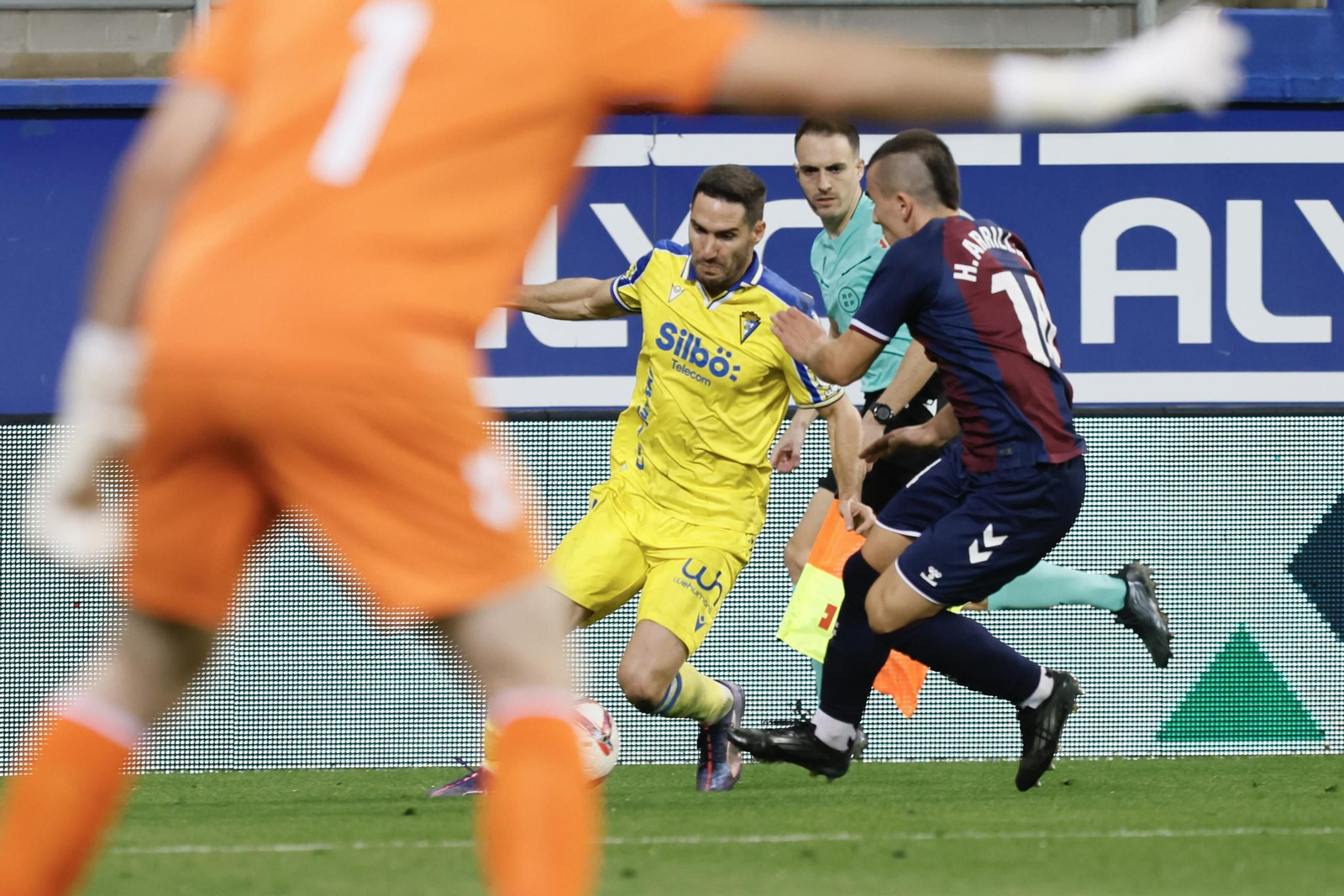 Las imágenes del partido de fútbol Éibar - Cádiz