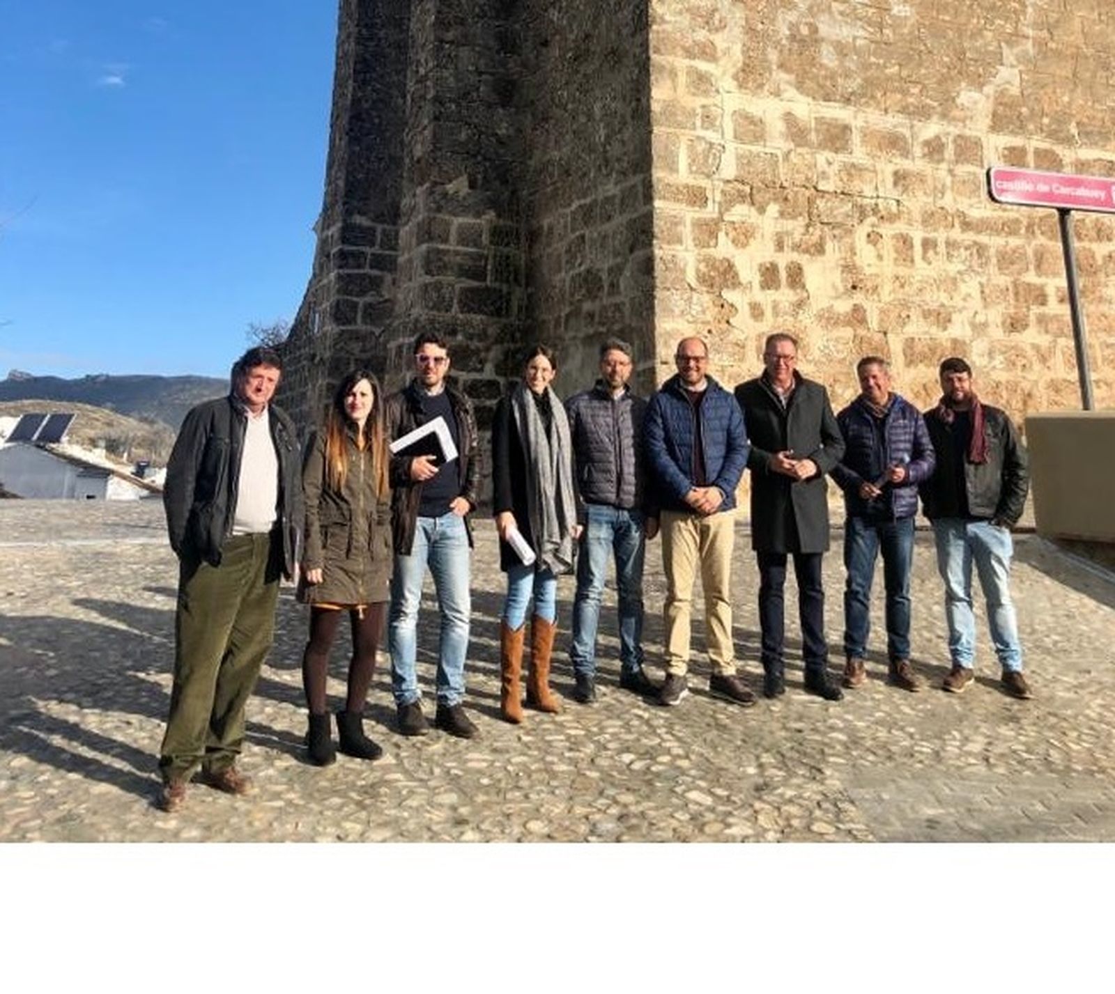 Juan Díaz entrega la obra.