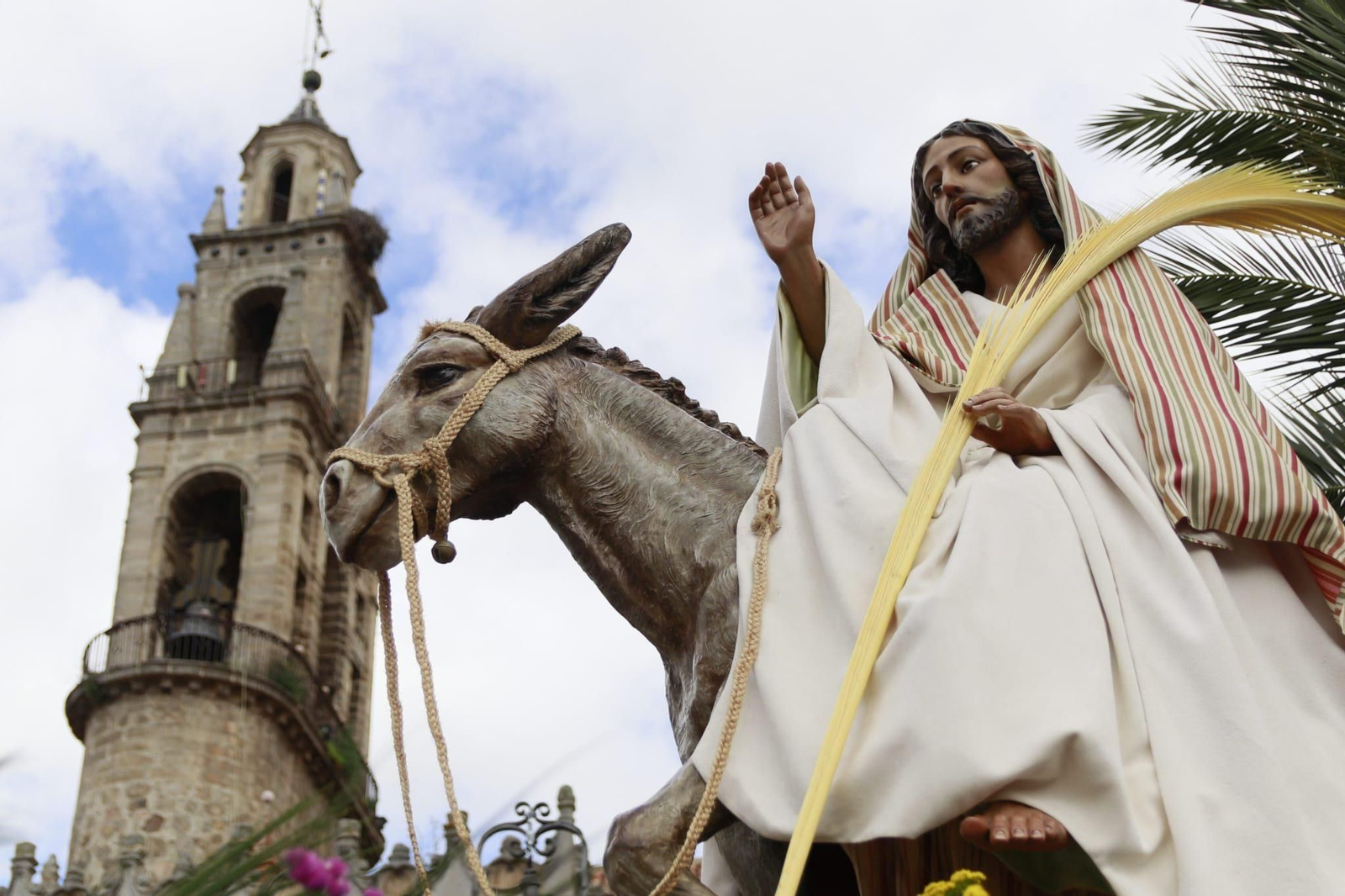 La Borriquita recorre las calles de Hinojosa del Duque.