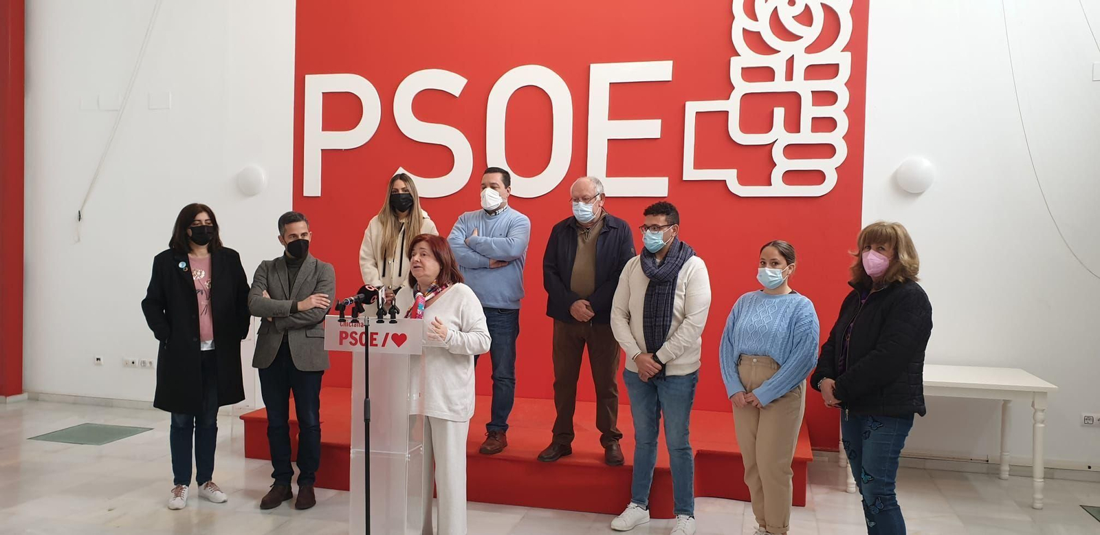 La secretaria local y senadora socialista, Cándida Verdier, este viernes en la Casa del Pueblo junto a otros miembros del partido.