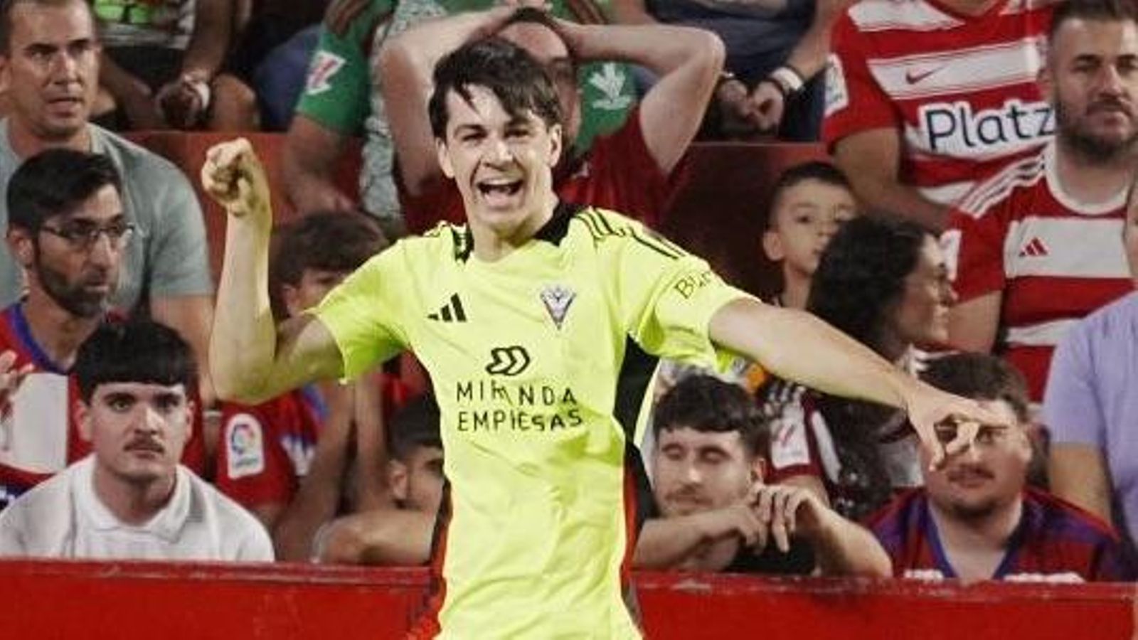 Gonzalo Petit celebrando su primer gol en la élite