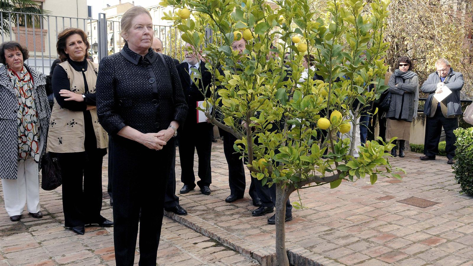 Carolyn Richmond, viuda  de Francisco Ayala,  junto al limonero donde descansan las cenizas de Ayala.